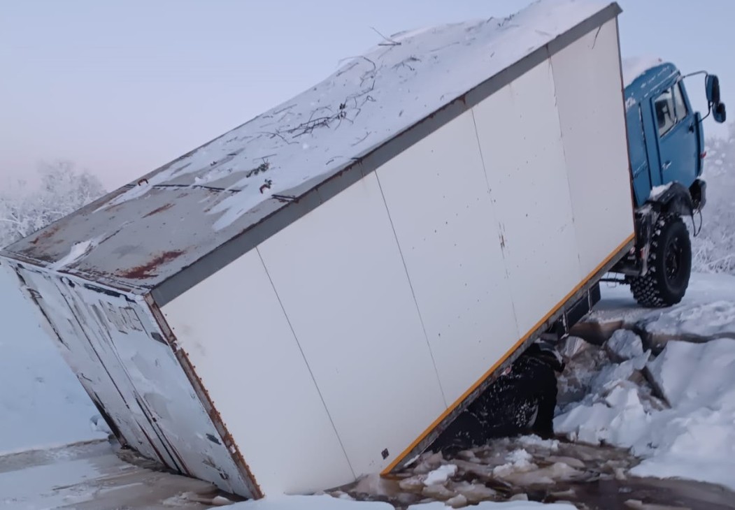 На переправе в Ижемском районе провалился грузовик